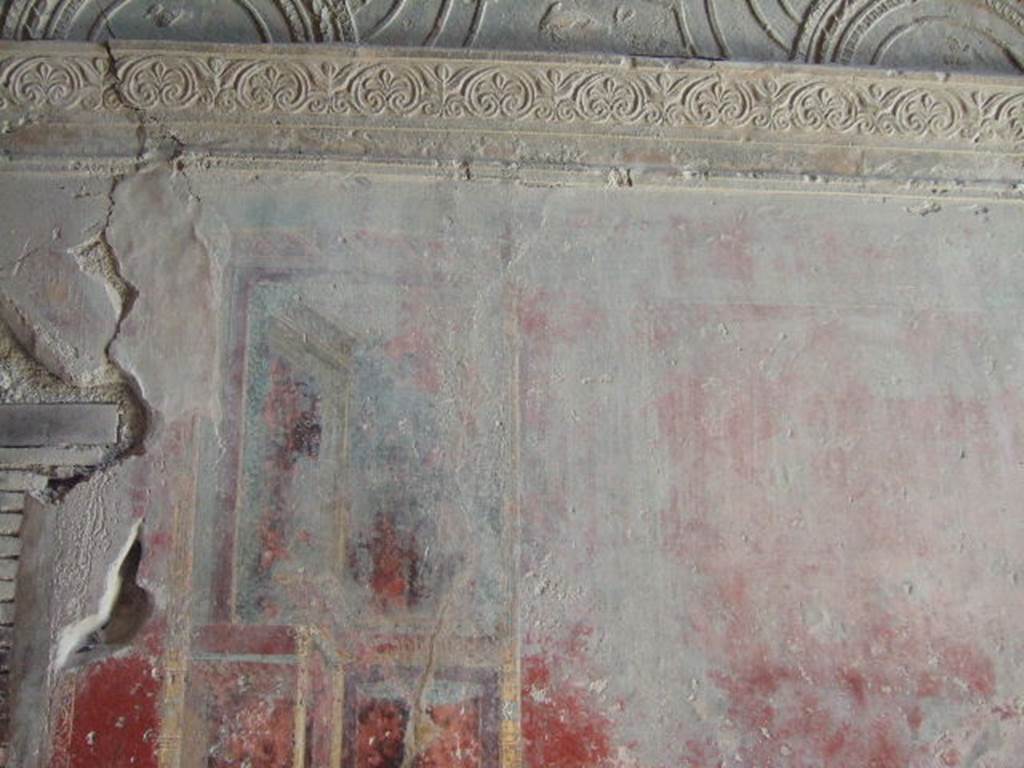 VII.1.8 Pompeii. September 2005. Painted wall and stucco in vestibule 1.