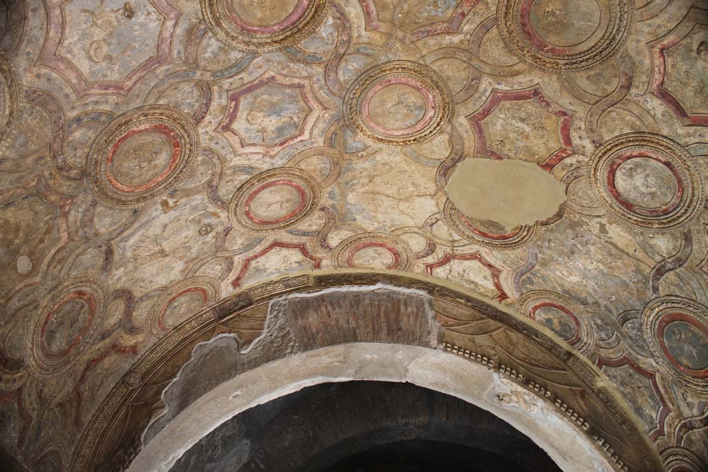 VII.1.8 Pompeii. March 2014. Looking east across stuccoed ceiling in vestibule 1.
Foto Annette Haug, ERC Grant 681269 DÉCOR

