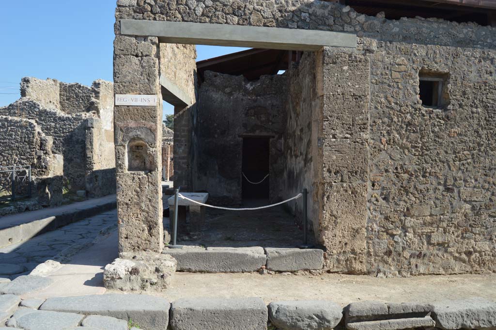 VII.1.42, Pompeii. October 2017. Looking east on Vicolo del Lupanare towards entrance doorway.
Foto Taylor Lauritsen, ERC Grant 681269 DÉCOR.
