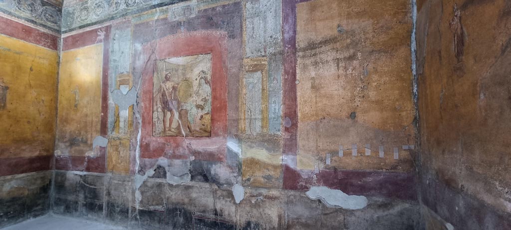 VII.1.47 Pompeii, May 2018. Exedra 10, looking towards west wall. Photo courtesy of Buzz Ferebee.