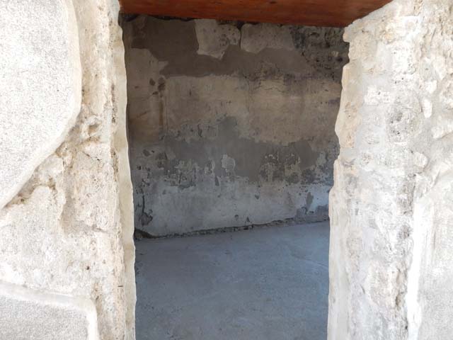VII.1.47 Pompeii. May 2017. Looking south through doorway to small room 2 on south side of entrance corridor leading to Vicolo del Lupanare.  Photo courtesy of Buzz Ferebee.

