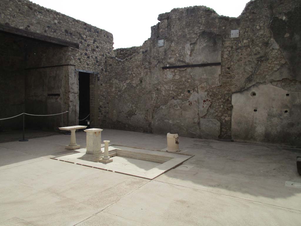 VII.1.47 Pompeii. October 2019. Looking south-east across impluvium in atrium.
Foto Annette Haug, ERC Grant 681269 DÉCOR.

