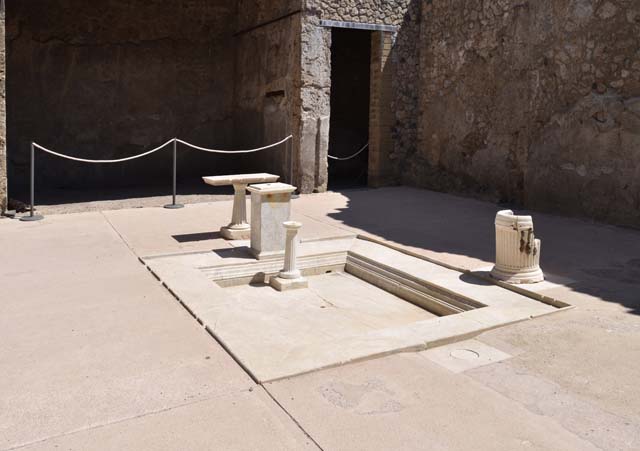 VII.1.25 Pompeii. April 2018. 
Looking east across atrium 3, at the rear left is the tablinum 6, and room 5, at the rear on right. 
Photo courtesy of Klaus Heese.
