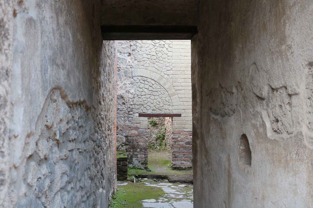 VII.1.47 Pompeii. December 2018. 
Corridor 9, looking towards east wall with niche. Photo courtesy of Aude Durand.
