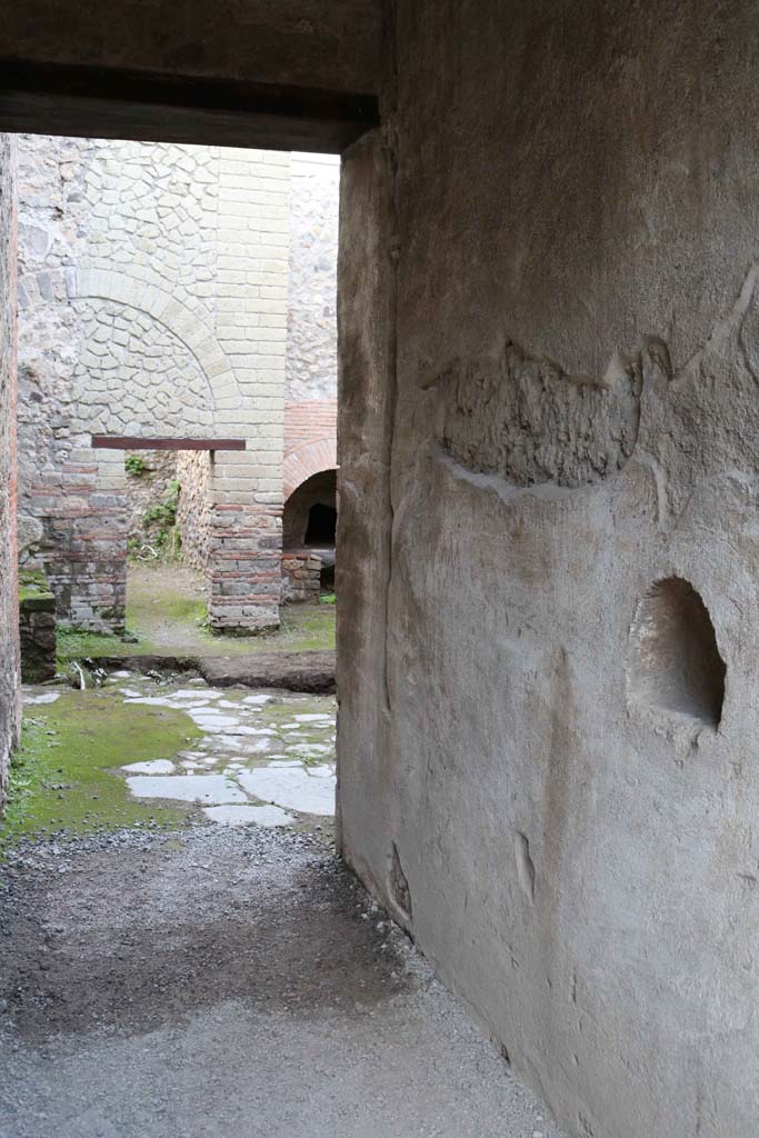 VII.1.47, Pompeii. December 2020. Corridor 9, detail of niche in east wall. Photo courtesy of Aude Durand.