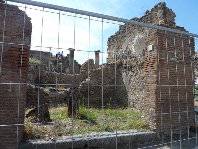 VII.2.10 Pompeii.  Shop.  December 2007.  Entrance.