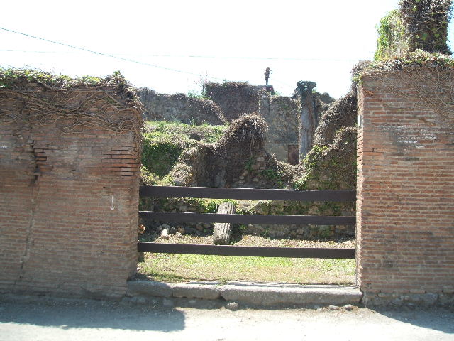 VII.2.10 Pompeii.  Shop.  December 2007.  Column leaning against west wall.  The room behind is part of VII.2.11.