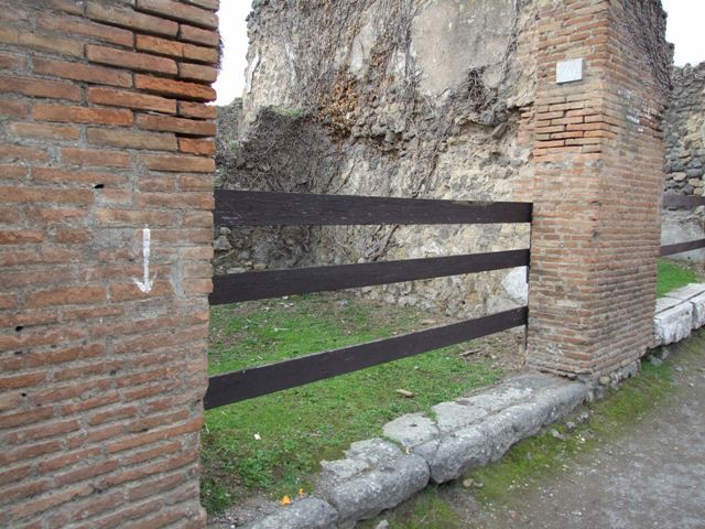 VII.2.10 Pompeii.  Shop.  December 2007.   Sill.