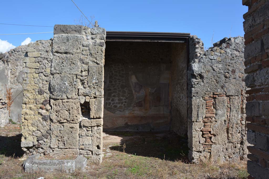 VII.2.16 Pompeii. October 2019. Looking across east portico towards doorway to oecus 10.
Foto Annette Haug, ERC Grant 681269 DCOR.

