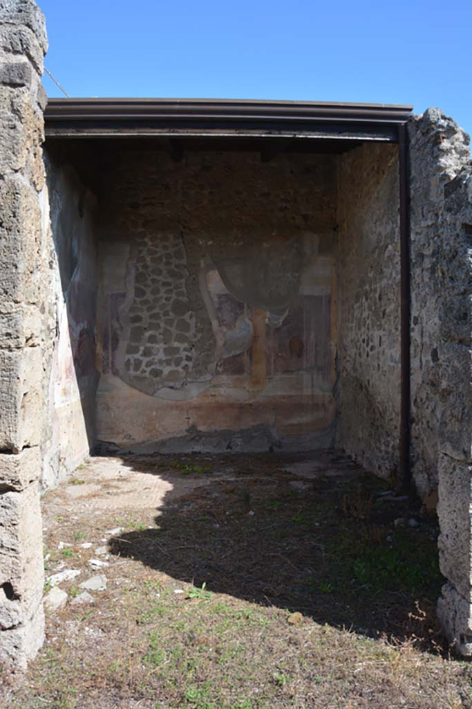 VII.2.16 Pompeii. October 2019. Oecus 10, looking east through doorway.
Foto Annette Haug, ERC Grant 681269 DCOR.
