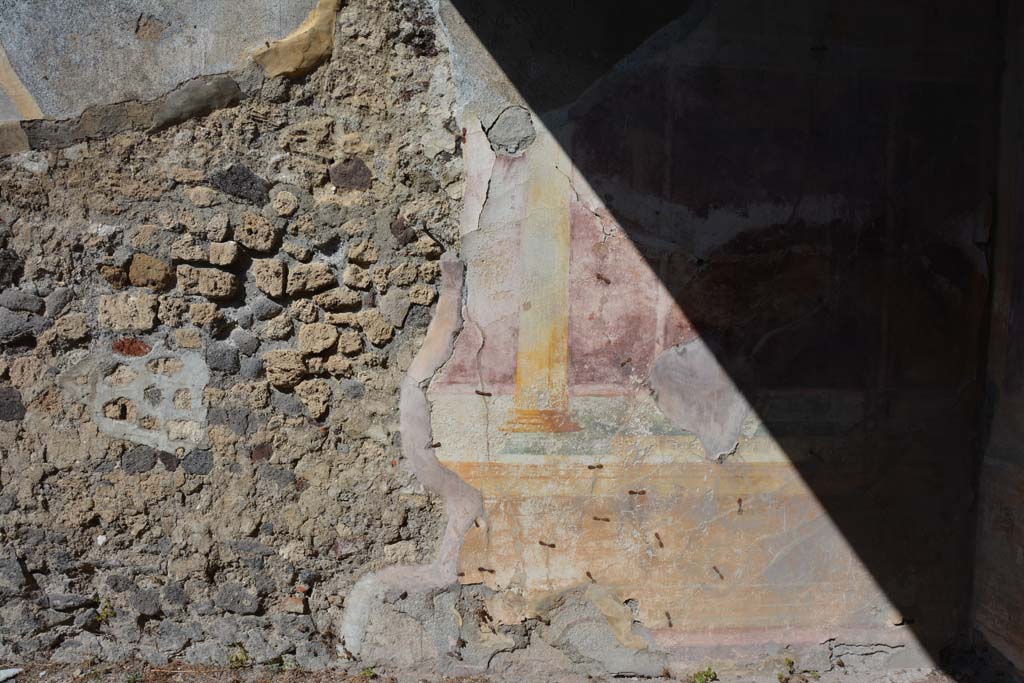 VII.2.16 Pompeii. October 2019. Oecus 10, detail of lower north wall.
Foto Annette Haug, ERC Grant 681269 DCOR.

