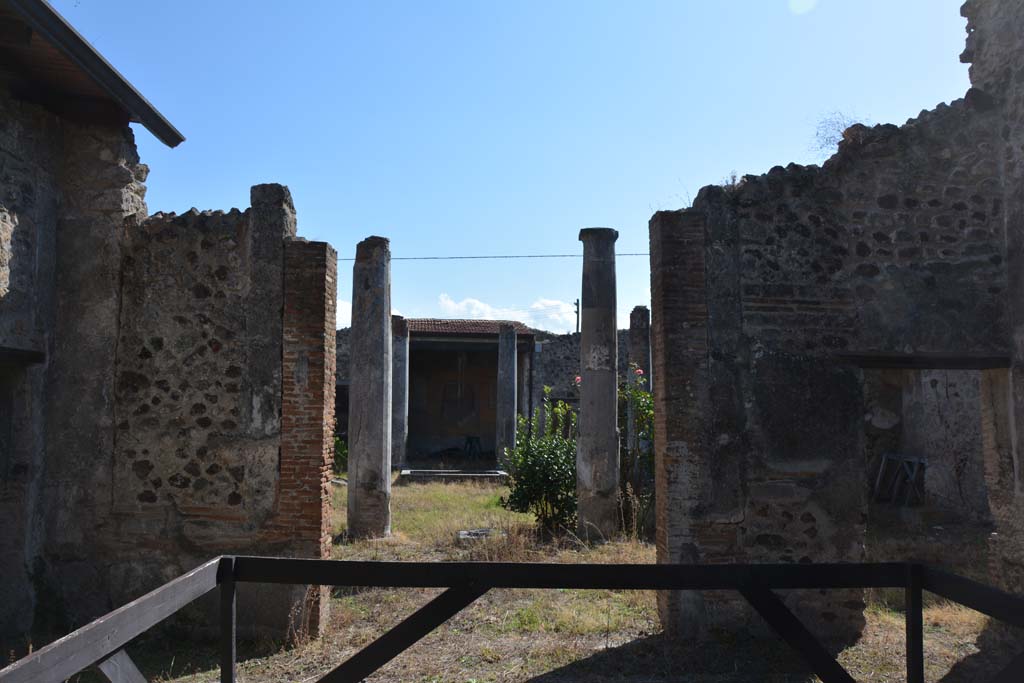 VII.2.16 Pompeii. October 2019. Room 2, looking south across atrium towards peristyle.
Foto Annette Haug, ERC Grant 681269 DÉCOR.
