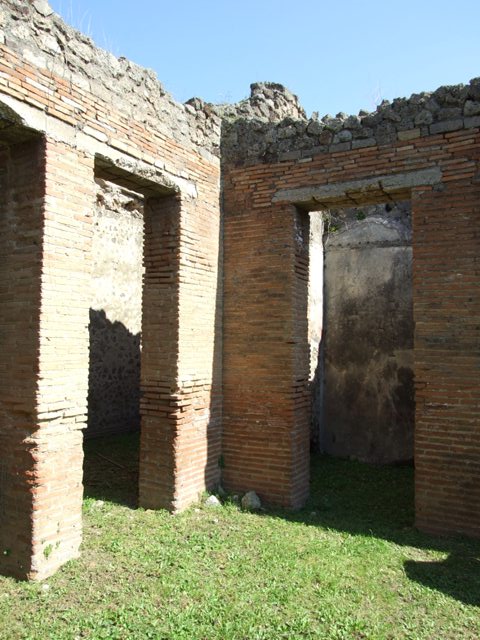 VII.2.18 Pompeii.  March 2009. Doorway to Room 4. Cubiculum.