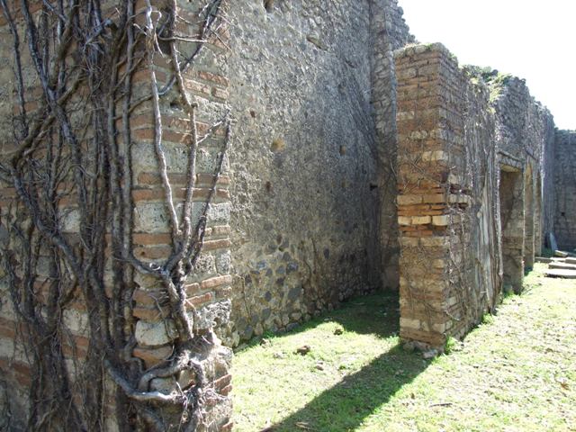 VII.2.20 Pompeii. December 2004. East side of Peristyle. Photo taken from VII.2.23 