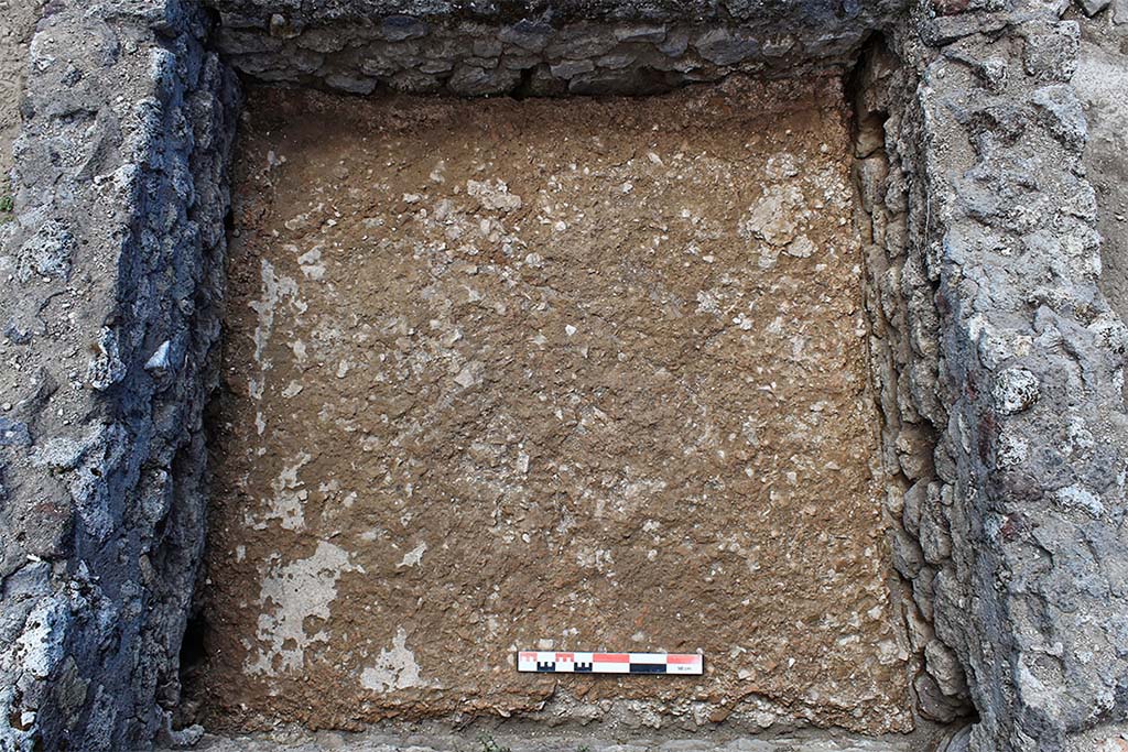 Fig. 35 – Pompéi, boulangerie VII 2, 22 – Vue générale du bassin construit dans le péristyle de la maison.
Les murs en élévation sont modernes. On perçoit l’avaloir à gauche et l’une des colonnes du péristyle à droite (vue du nord).
Cliché : A. Watel – EFR.

