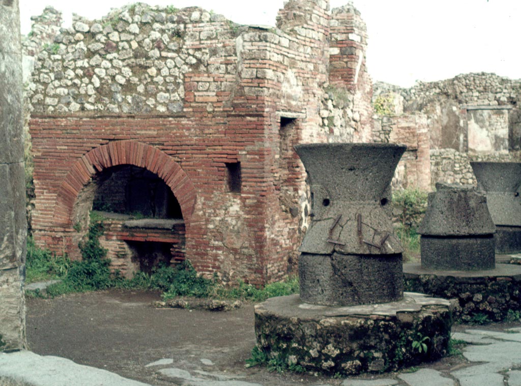 VII.2.22 Pompeii. January 1977. Looking towards oven and mills from entrance doorway. Photo courtesy of David Hingston.