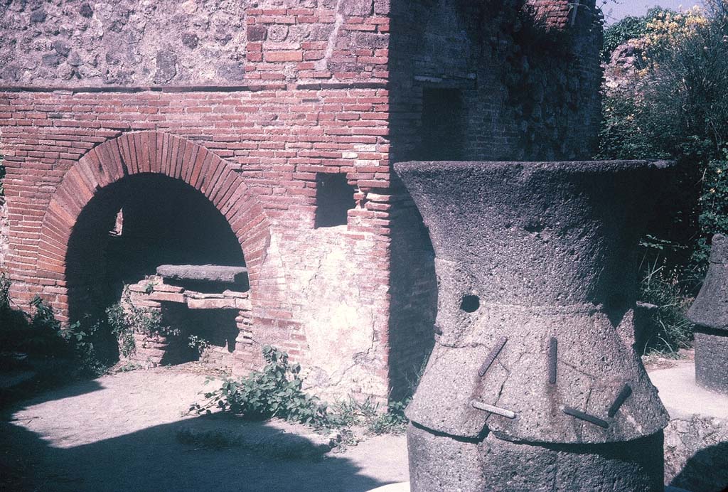 VII.2.22 Pompeii. August 1965. Oven in bakery. Photo courtesy of Rick Bauer.