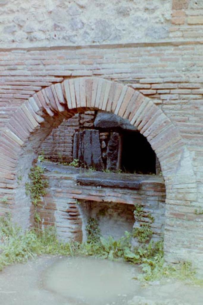 VII.2.22 Pompeii. 4th April 1980, pre earthquake. Looking east towards oven. Photo courtesy of Tina Gilbert.
