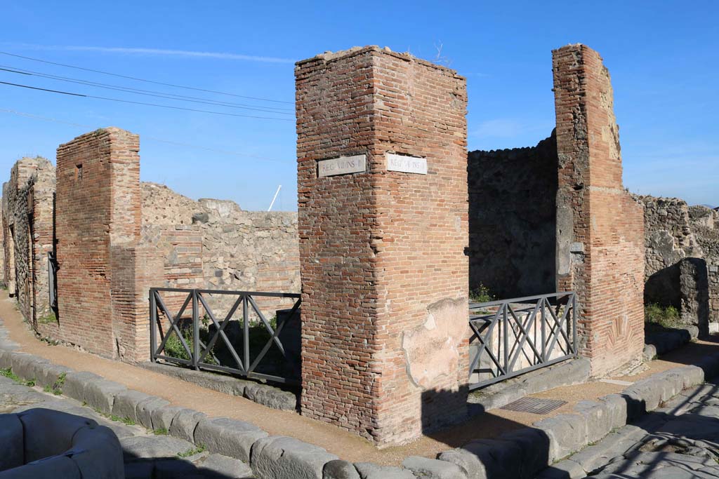 VII.2.33, Pompeii, on right, with VII.2.32, on left. December 2018. 
Looking towards corner of junction with Vicolo Storto, on left, and Via degli Augustali, on right.  Photo courtesy of Aude Durand.
