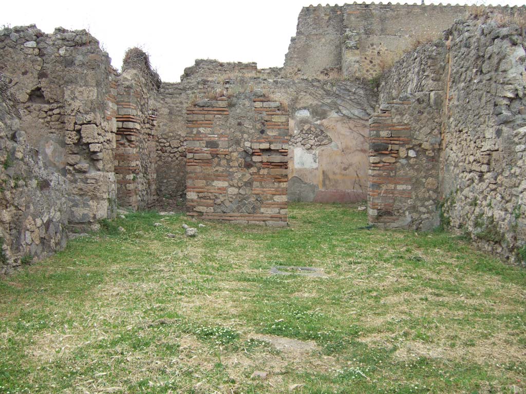 VII.2.38 Pompeii. May 2006. Looking north across atrium towards passageway to small room, possibly kitchen (on left).
At the rear, on the right, would have been the tablinum with window.
