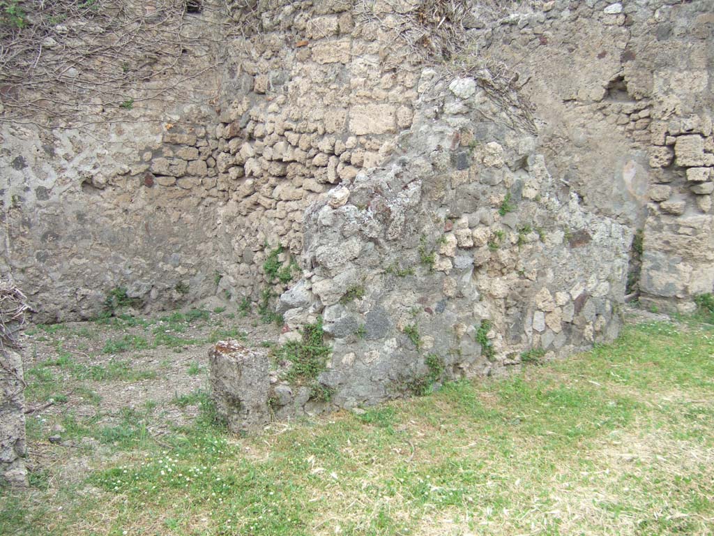 VII.2.38 Pompeii. May 2006. West side of atrium, doorways to two cubicula.
