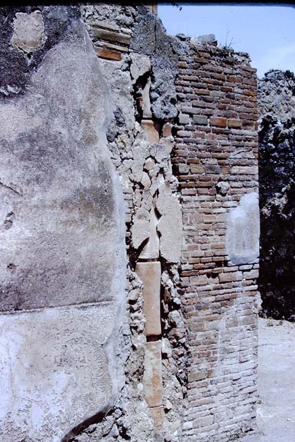 VII.2.52 Pompeii. March 2009. Looking north to entrance of a recess with the site of the masonry tub or basin closing off the rear.

