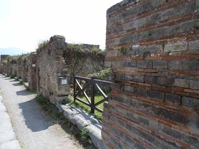 VII.3.16 Pompeii. May 2005. South wall of shop.
