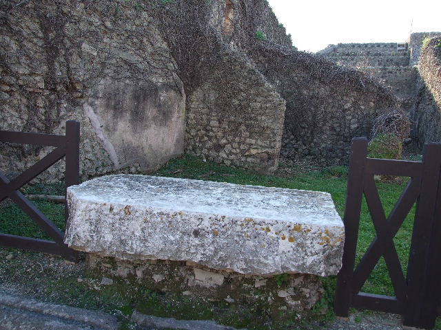 VII.2 Pompeii. September 2004. Vicolo del Panettiere looking west .Side wall of VII.3.23.
