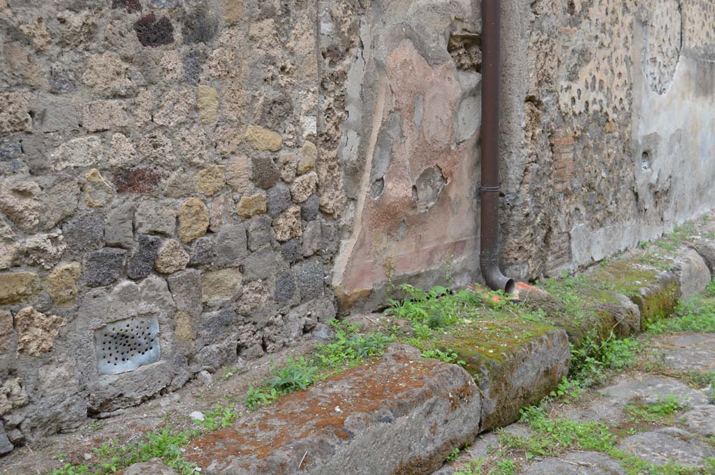 VII.3.26 Pompeii. October 2017. Detail of front faade with plaster on east side of blocked doorway. 
Foto Taylor Lauritsen, ERC Grant 681269 DCOR.
