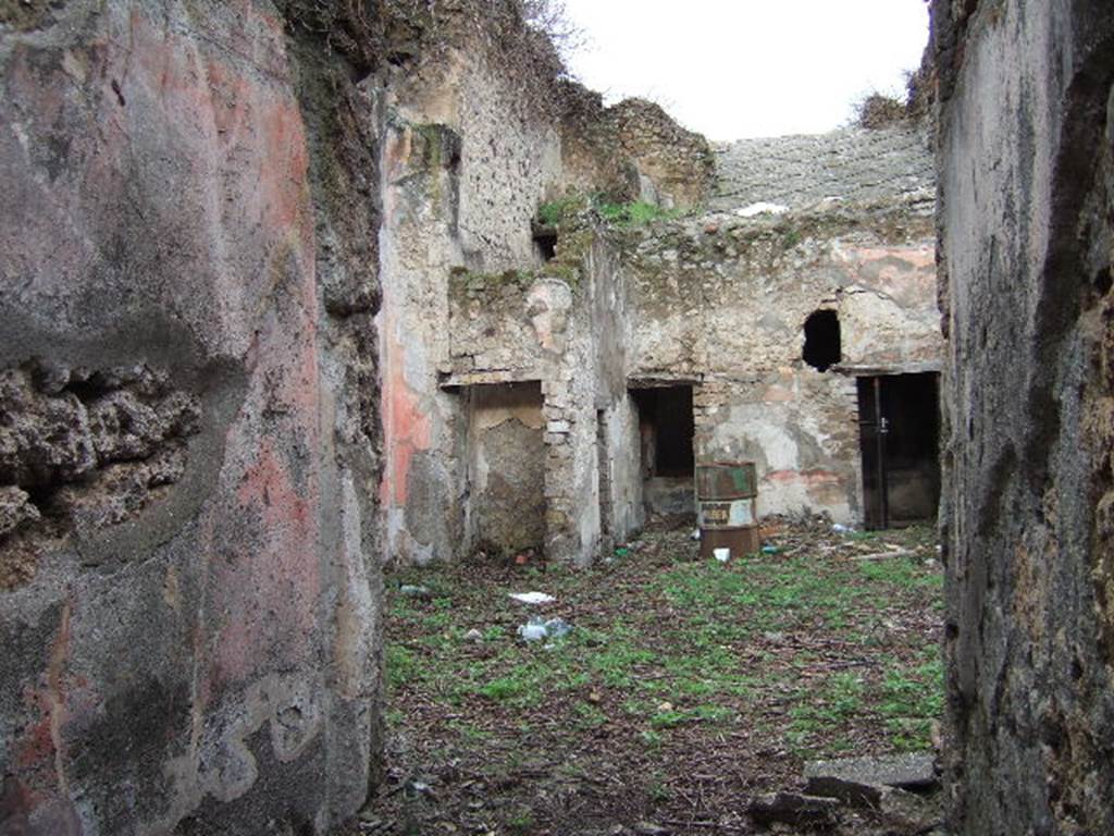 VII.3.29 Pompeii.  December 2005.  Looking north across Atrium from entrance fauces.