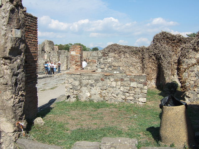 VII.3.40 December 2007. Looking north from rear towards VII.3.40 on left and VII.3.1 in the centre on Via della Fortuna.