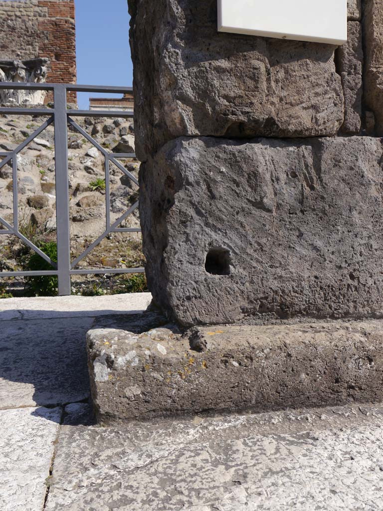 VII.4.1, Pompeii. March 2019. Detail of altar on central platform, looking east.
Foto Anne Kleineberg, ERC Grant 681269 DÉCOR.
