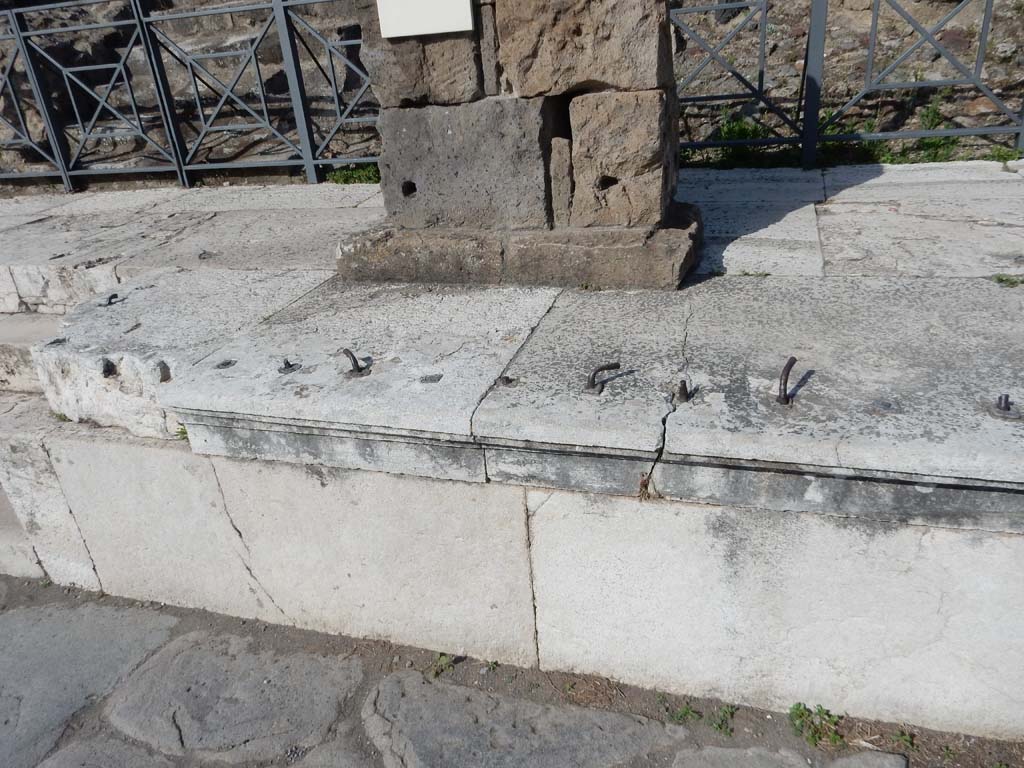 VII.4.1 Pompeii. June 2019. Looking east to detail of centre of the podium between the steps. This would have had an iron fence around its edges. 
Photo courtesy of Buzz Ferebee.



