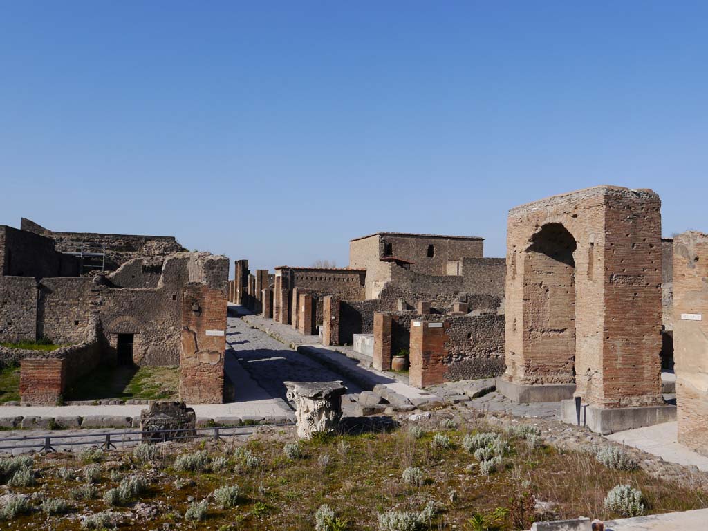 VII.4.1, Pompeii. March 2019. Looking west from upper podium/portico, towards Via delle Terme, in centre.
Foto Anne Kleineberg, ERC Grant 681269 DÉCOR.
