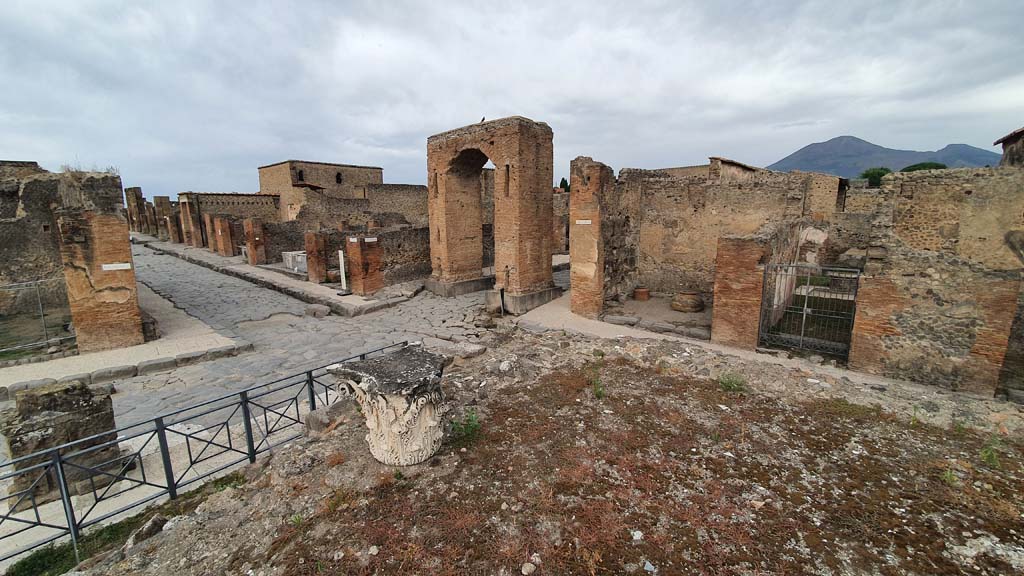 VII.4.1 Pompeii. August 2021. 
Looking north-west towards junction of Via del Foro, Via delle Terme, Via Mercurio, and Via della Fortuna.
Foto Annette Haug, ERC Grant 681269 DÉCOR.
