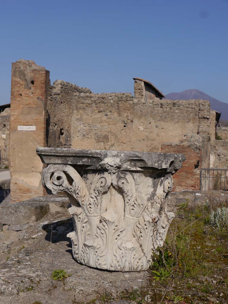 VII.4.1, Pompeii. March 2019. Capital on upper podium/portico, looking north.
Foto Anne Kleineberg, ERC Grant 681269 DÉCOR.

