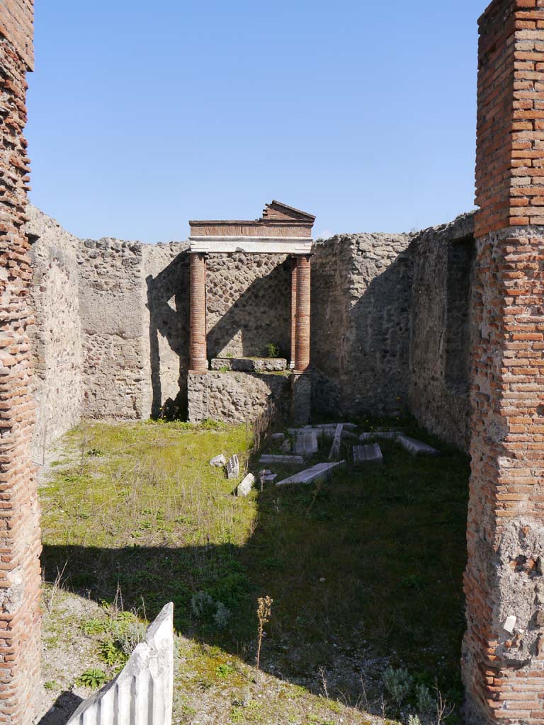 VII.4.1 Pompeii. March 2019. Looking east into cella through entrance doorway.
Foto Anne Kleineberg, ERC Grant 681269 DÉCOR.

