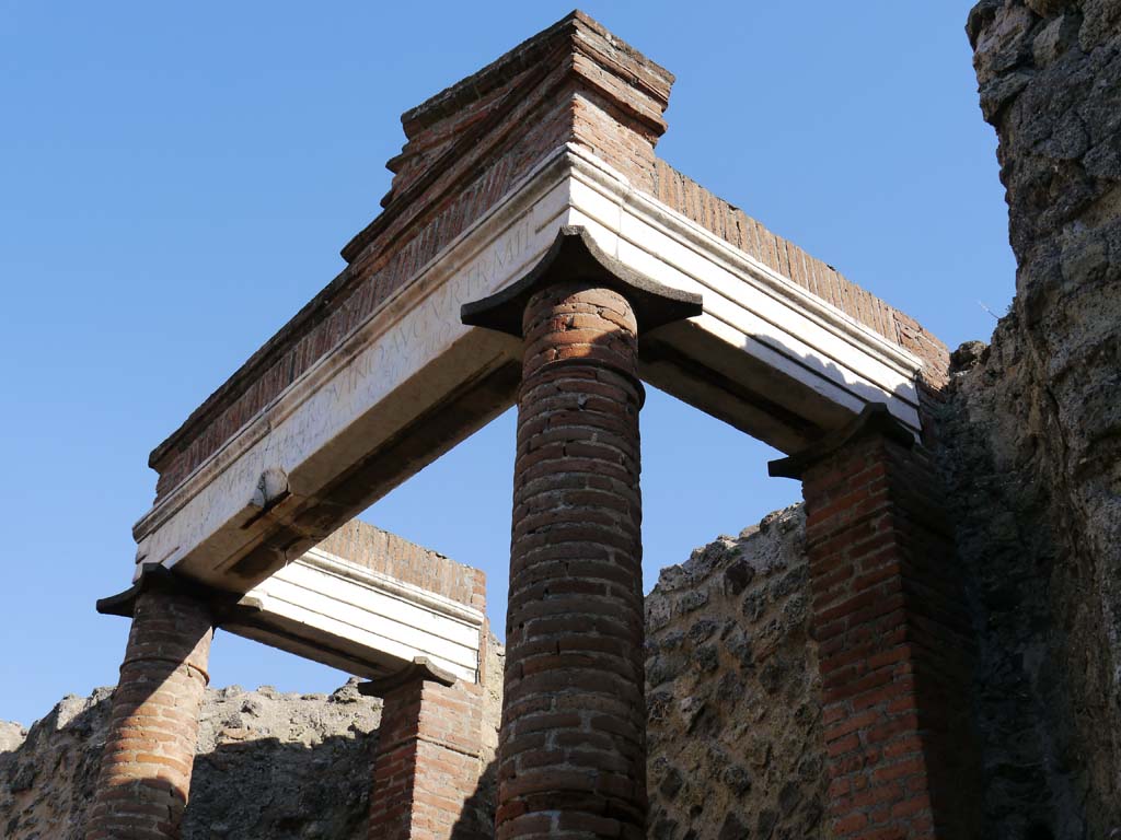 VII.4.1, Pompeii. March 2019. Detail of aedicula, from south side
Foto Anne Kleineberg, ERC Grant 681269 DÉCOR.

