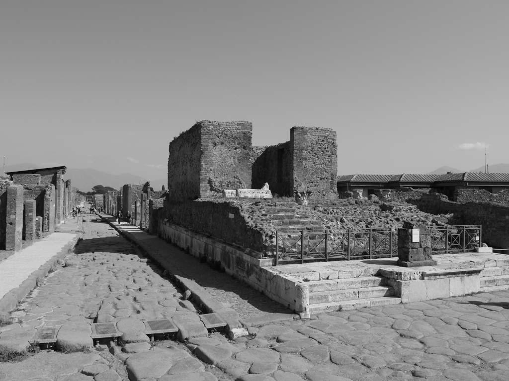 VII.4.1 Pompeii, on right. March 2019. Looking east towards Via della Fortuna, on left, from junction with Via del Foro, on right.
Foto Anne Kleineberg, ERC Grant 681269 DÉCOR.
