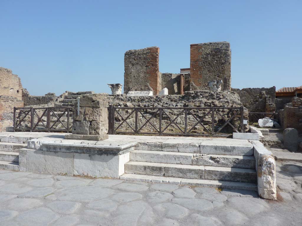 VII.4.1, Pompeii, on left, with VII.4.2, in centre. May 2017. Looking north-east on Via del Foro. Photo courtesy of Buzz Ferebee

