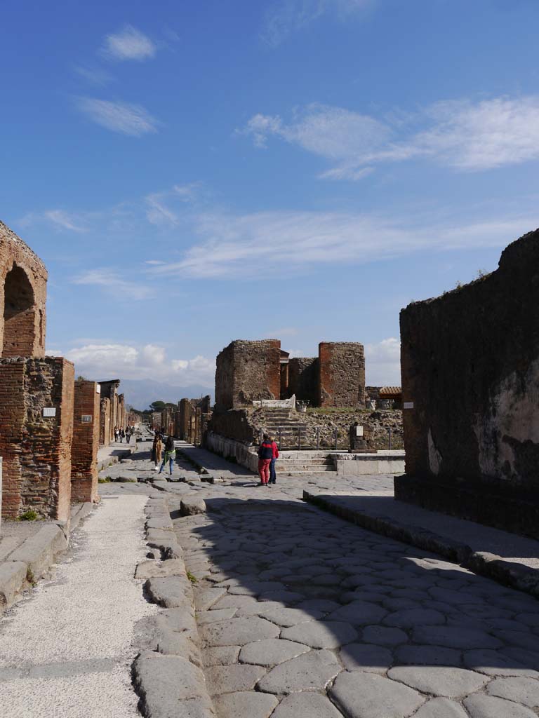Via delle Terme, Pompeii. March 2019. 
Looking east towards junction at crossroads, with VII.4.1, centre right. 
Foto Anne Kleineberg, ERC Grant 681269 DÉCOR.
