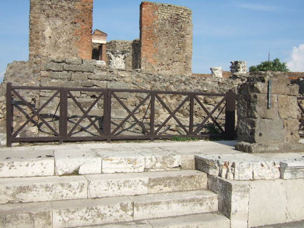 VII.4.1 Pompeii. September 2005. Entrance on Via del Foro, with steps at north end.