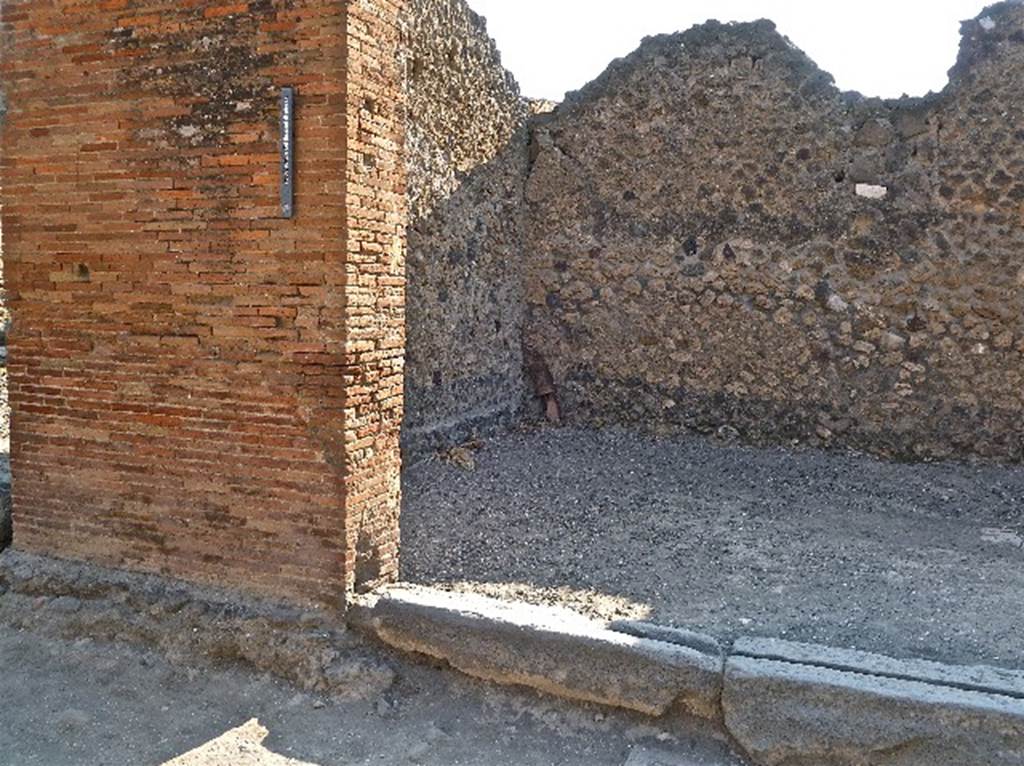 VII.4.15 Pompeii. July 2010. Pilaster between VII.4.14 and 15 looking east. Photo courtesy of Michael Binns. Found in June 1818, on the pilaster was a painted graffito in black reading -

[Cn(aeum)  Allei]um  Maium  d(uum)v(irum)  i(ure)  d(icundo)
Aurelius  civem  bonum  fac(it)      [CIL IV 499]

Also found on one of these pilasters was -
M(arcum)  Samellium    [CIL IV 498]

See Pagano, M. and Prisciandaro, R., 2006. Studio sulle provenienze degli oggetti rinvenuti negli scavi borbonici del regno di Napoli.  Naples : Nicola Longobardi.  (p.122)
