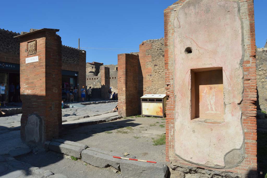 VII.4.16 Pompeii. October 2017. Looking west across entrance doorway towards other doorway at VII.4.15 on Via del Foro.
Foto Taylor Lauritsen, ERC Grant 681269 DÉCOR.
