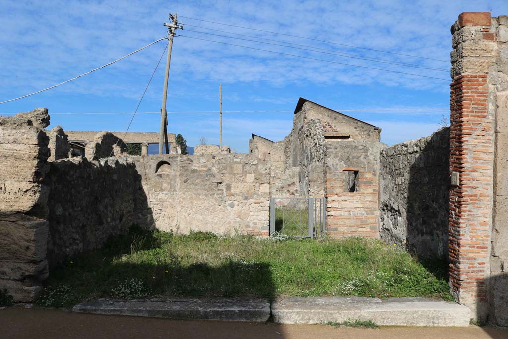 VII.4.29 Pompeii. December 2018.  Looking north towards entrance doorway. Photo courtesy of Aude Durand.