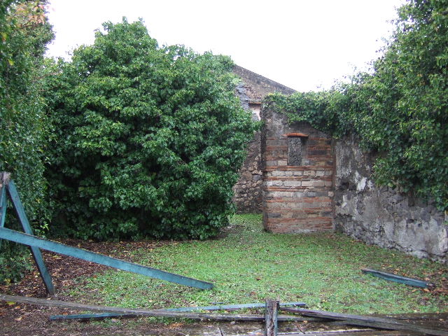 VII.4.29 Pompeii.  December 2004.  Looking north to rear.