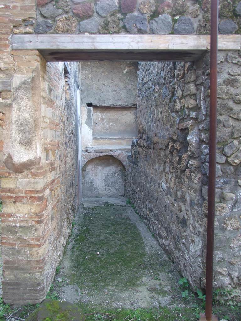 VII.4.31/51 Pompeii. March 2009. Entrance to room 39, lararium.
According to Boyce, in this room was a lararium, probably a niche, described merely as unedicola per la imagine di qualque . divinit
See Boyce G. K., 1937. Corpus of the Lararia of Pompeii. Rome: MAAR 14. (p.66) 
