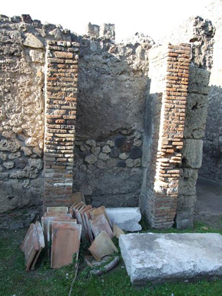 VII.4.31 Pompeii. March 2009. North wall of north peristyle with cupboard or niche.