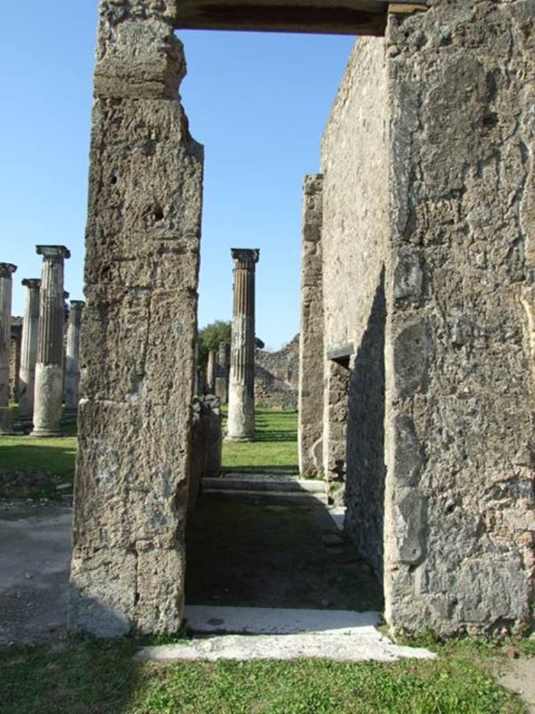 VII.4.31 Pompeii.  March 2009.  Room 12. Corridor to Peristyle.