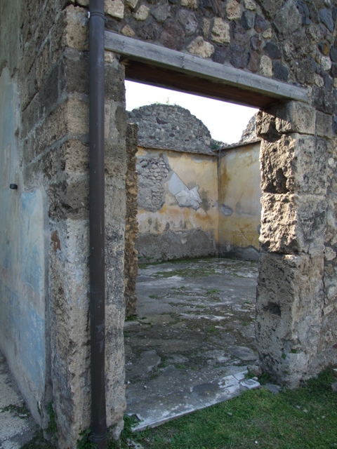 VII.4.31 Pompeii.  March 2009.  Room 18. Exedra. North wall.